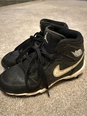 JORDAN 1 KIDS’ MID MULTI SPORT CLEAT SIZE 2Y